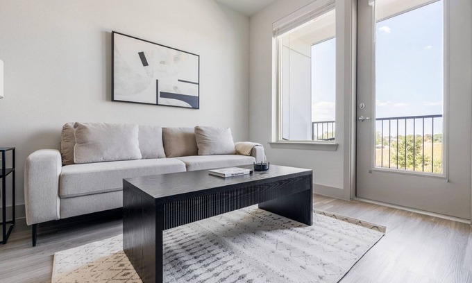 Del Valle Apartamento | Blueground | Del Valle, pool, nr McKinney Falls