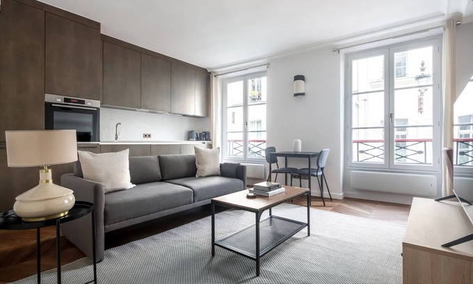 Quartier de la Place-Vendome Apartamento | Blueground | Saint-Honoré, nr opera
