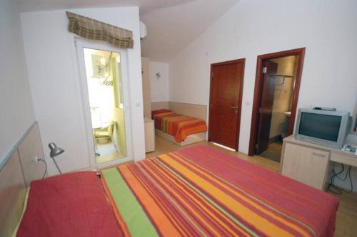 Sveti Stefan Apartamento | BMV room for 2-3 with greenery view
