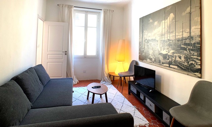 Antibes Old Town Apartamento | BNB RENTING Atypical condo in rue Fourmillière