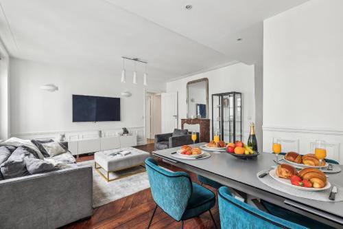 Faubourg-du-Roule Apartamento | BnBNova - 3BR - Champs Élysées - 3BR