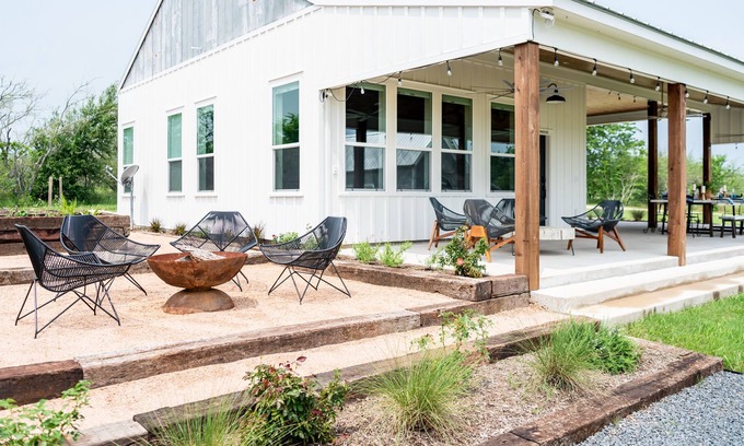 Burton Casa | BNR Farmstead- The Barnhouse + 15 mins from Round Top!