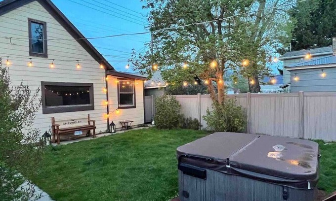 Butte Casa | Bo's Queen Anne with Hot Tub and fenced backyard.