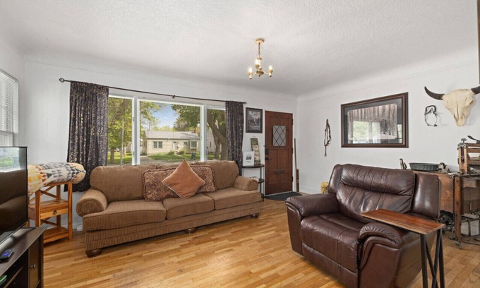 Central - Terry Apartamento | Bo's Rusty Relic Billings |Hot Tub | Rustic decor | Central Billings