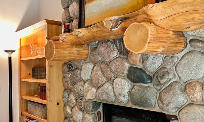 Mayfield Casa | Boardman Monarch River HOT TUB Fireplace