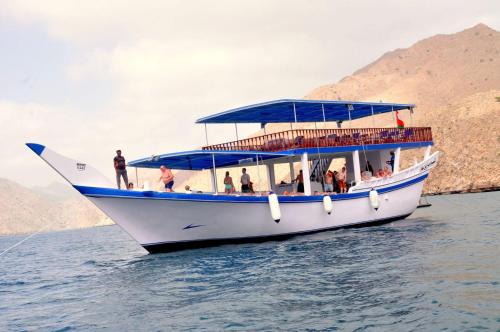 Dibba Alquiler De Eote | Boat Camping Dibba Oman By Musandam Holidays