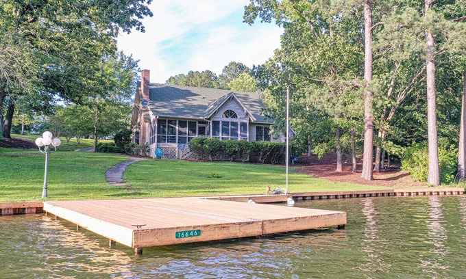 Ninety Six Casa | Boat Drinks: Awesome home in great neighborhood on Greenwood side