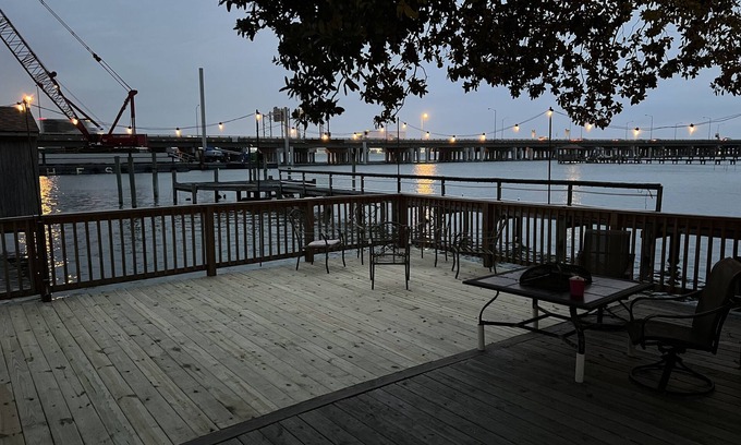 Willoughby Spit Apartamento | Boat House Studio - Water Front Pets Wifi Smart Tv Apts by RedAwning