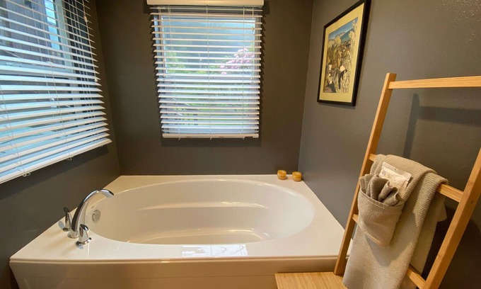 Yachats Cabina | Bob Creek Studio - across from Bob Creek Beach, Forest.