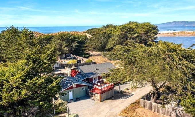 Salmon Creek Casa | BodegaBreeze~Chill Coastal Home+Studio -Bodega Bay,Walk to Beach/HotTub/WiFi
