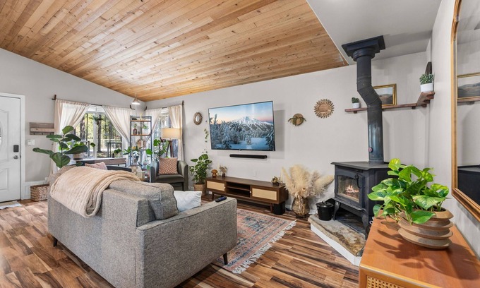 Three Rivers Casa | Boho Bungalow, 2 bedroom mid century modern cabin in Sunriver featuring a yoga s
