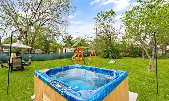 Central Arlington Cabaña | Boho Cottage. Hot Tub. Family Friendly. Walk to AT&T Stadium!