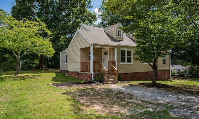 Easley Casa | Boho on B St- Monthly Rental 2min to DWT Easley