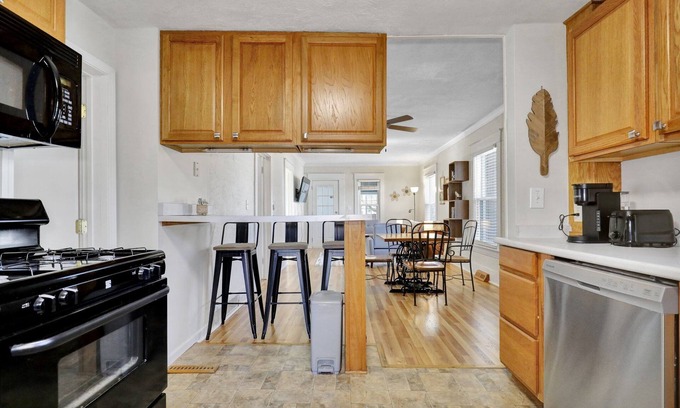 Lansing Casa | Boho - Retro Style in Lansing - 10 minutes to MSU's Campus