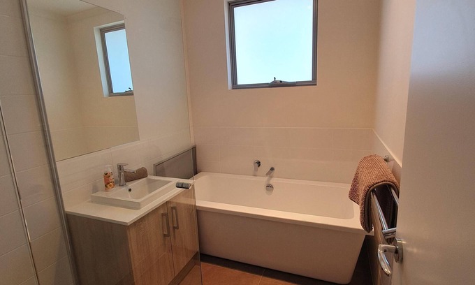 Warrenben Casa | Bombora - Modern House with Sea views right next to Penguin Point Reserve