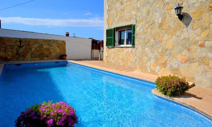 Can Pastilla Chalet De Esquí | Bonito chalet con piscina cerca del mar