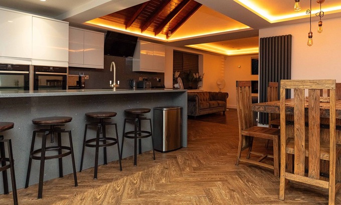 Bumble's Green Casa | Bonneville House with Private Jacuzzi, Modern Interior and Large Garden Space