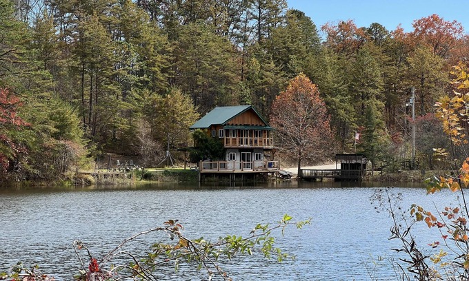 Beattyville Cabina | Boo Bear: New luxe lakeside cabin, hottub, caves, fast Wifi @ BearTrackLake