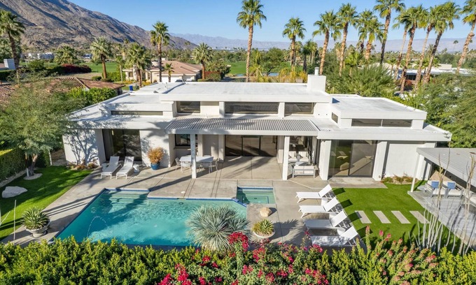 Palm Springs Casa | Villa contemporánea en primer campo de golf en Indian Canyons con exuberantes jardines, piscina y spa