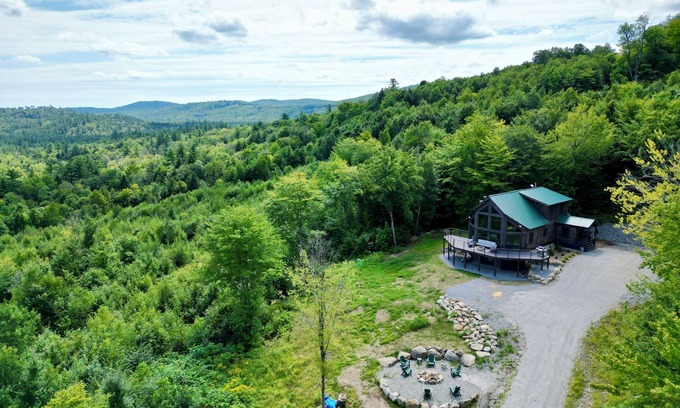 Thornton Casa | Book this perfect family getaway at this beautiful new modern log home in the White Mountains! CW81T