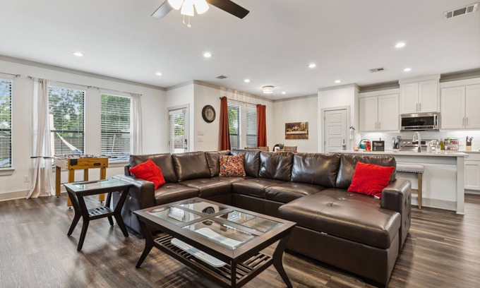 West Dallas Casa | BOOK TODAY! King Bed with Hot Tub, FirePit, BBQ, Large yard, Garage!