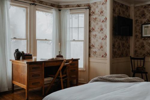 Hobart Apartamento | Book Village Inn - Twain Room Queen Bed