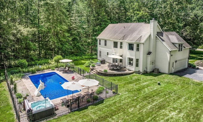 Schuylerville Casa | Book your Fall Getaway! Hot Tub, Game Room, Fire Place!