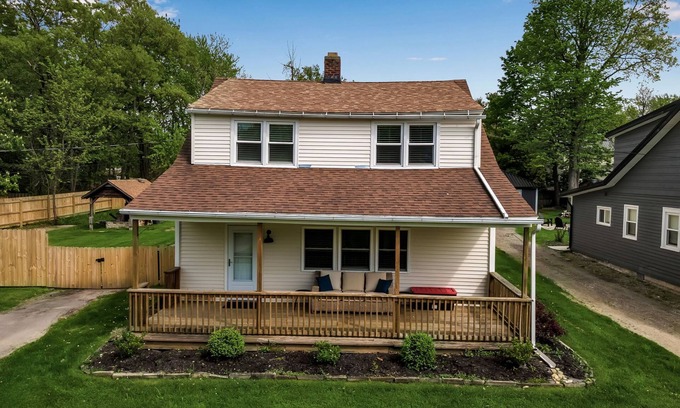 Lake Erie Beach Casa | ~Booking Year-Round~ 3BR 2BATH Fully-Remodeled Lakeside Home