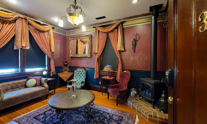 Historic Railroad District Casa | BookStayHop - Peerless Hotel~ Suite 3 ~ Downtown Ashland