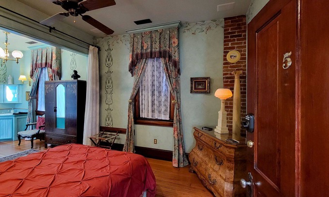 Historic Railroad District Casa | BookStayHop - Peerless Hotel~ Guest Room 5 ~Downtown Ashland