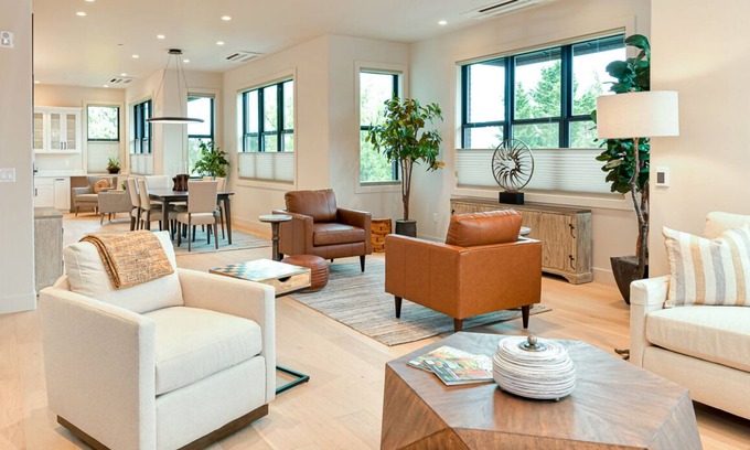 Historic Railroad District Condominio | BookStayHop - Plaza North Penthouse~ Mountain Views & Gourmet Outdoor Kitchen