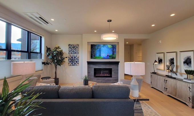 Historic Railroad District Condominio | BookStayHop - Suite Alexander -Downtown with Gorgeous Mountain Views