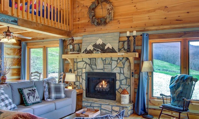 Zionville Cabina | Boone area Cabin with Hot Tub. Pet friendly!