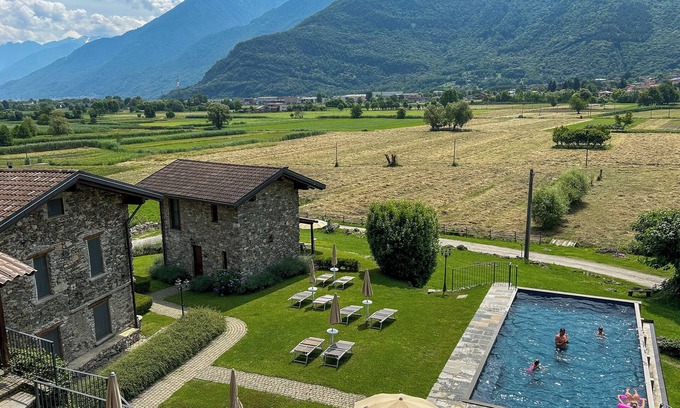 Colico Apartamento | Borgo Erbiola Viola Rustico Holiday Apartment with Pool