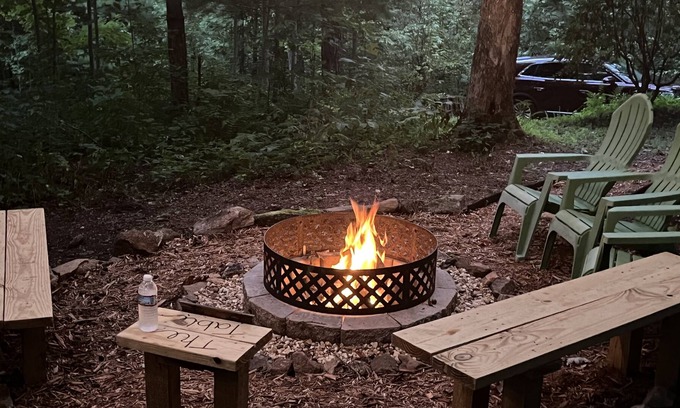 Rabun Gap Cabina | Boulder Mountain Hideaway at Rabun Gap on 8.75acres-firepit & fireplace