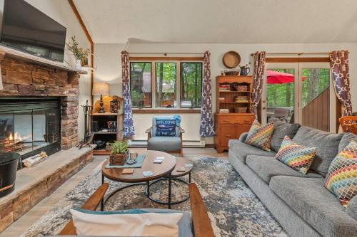 Lake Harmony Casa | Boulder Pointe by AvantStay Deck Forest Views Boulder Lake Club Passes