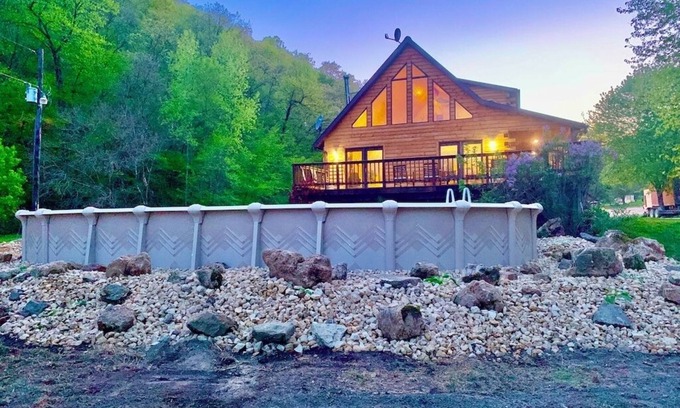 Lansing Cabina | Boulder Run Log Cabin w/ Hot Tub and Pool