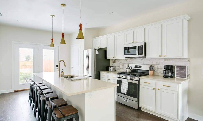 Smoketown Jackson Casa | Bourbon Trail-Chefs Kitchen-Fenced Yard-Parking