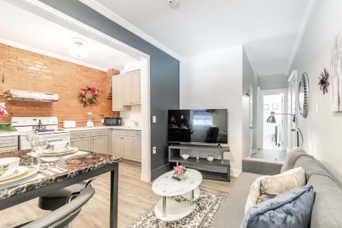 Central Hamilton Apartamento | Boutique 2BR Apartment on James St North Sleeps 6