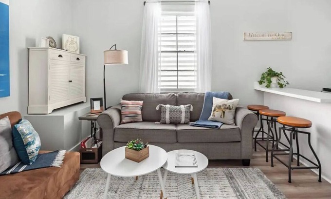 Uptown Historic District Condominio | Boutique Artsy Well Lit Retro & Trendy Uptown Tranquility