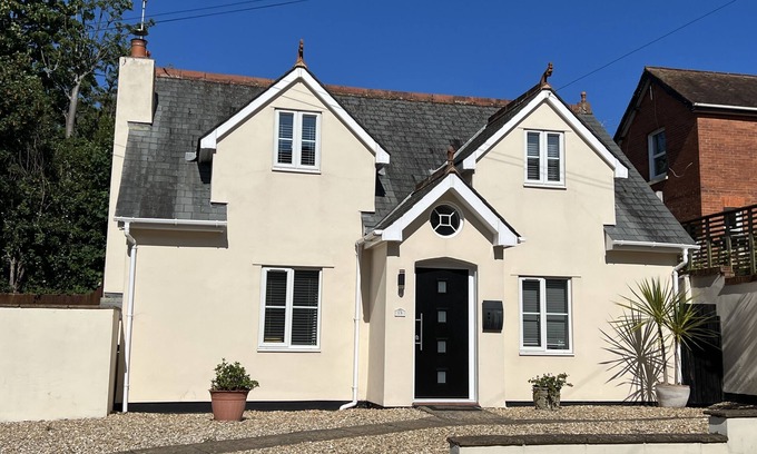Exmouth Casa | Boutique coastal townhouse, parking & walking distance to beach, pets welcome