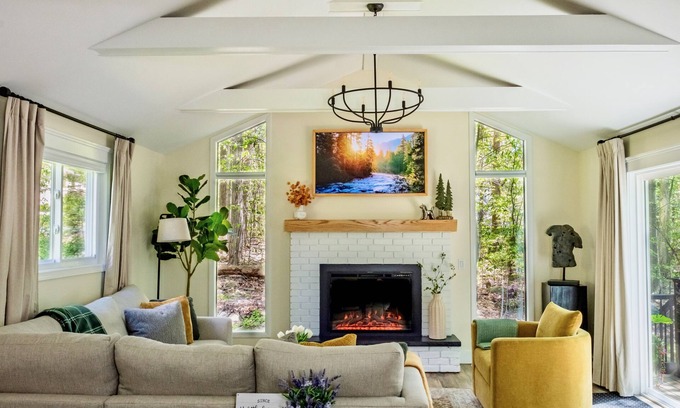 Tobyhanna Casa | Boutique Home: Tranquil Lake. Hot Tub. Fire Pit. Community Pool. Golf Course