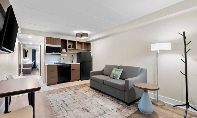 Tinton Falls Apartamento | Boutique hotel offers modern amenities and upscale luxury suites with kitchens.
