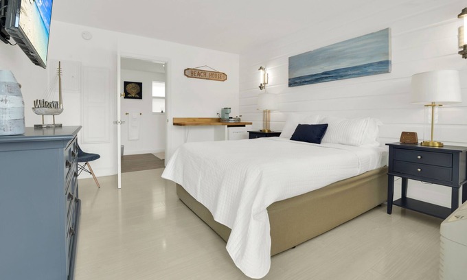 Deerfield Beach Hotel | Boutique Hotel Queen room w/ POOL, LOCATION! Walk to BEACH/Restaurants/Nightlife