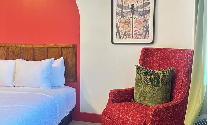 Lawrenceburg Apartamento | Boutique Motel with cozy nature inspired mid century design