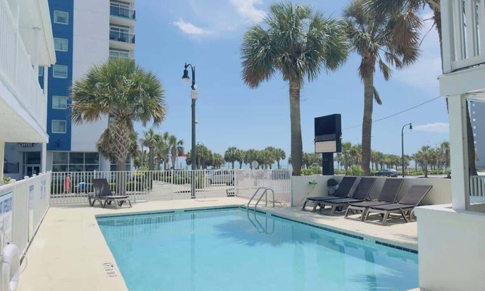 Downtown Myrtle Beach Apartamento | Boutique on the beach, Studio #102 + Pool