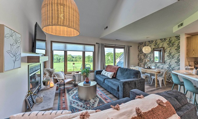 The Galena Territory Casa | Boutique townhome w/ fire pit, KING bed, mezzanine loft & golf views!