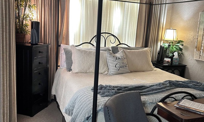 Kerrville Casa | Bow-wood Suite @ BoisD’Arc Bungalow & Suites - Escapada rústica / romántica