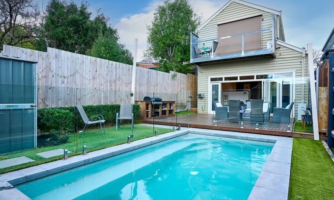 Moonee Ponds Casa | Bowen Street Family Retreat with Pool