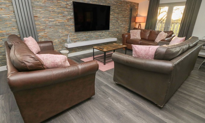 Wennington Cabaña | BOX TREE ESCAPES, family friendly, with hot tub in Kirkby Lonsdale